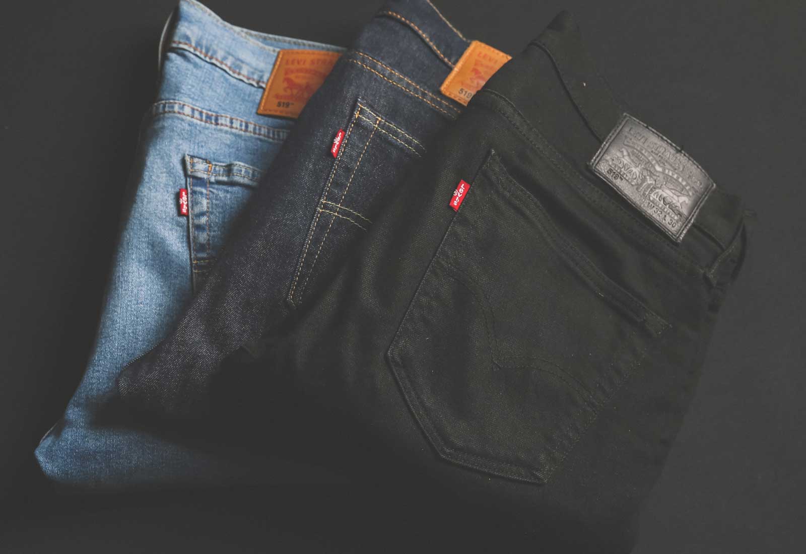 Jeans cargo con cremallera con diseño de desgarro